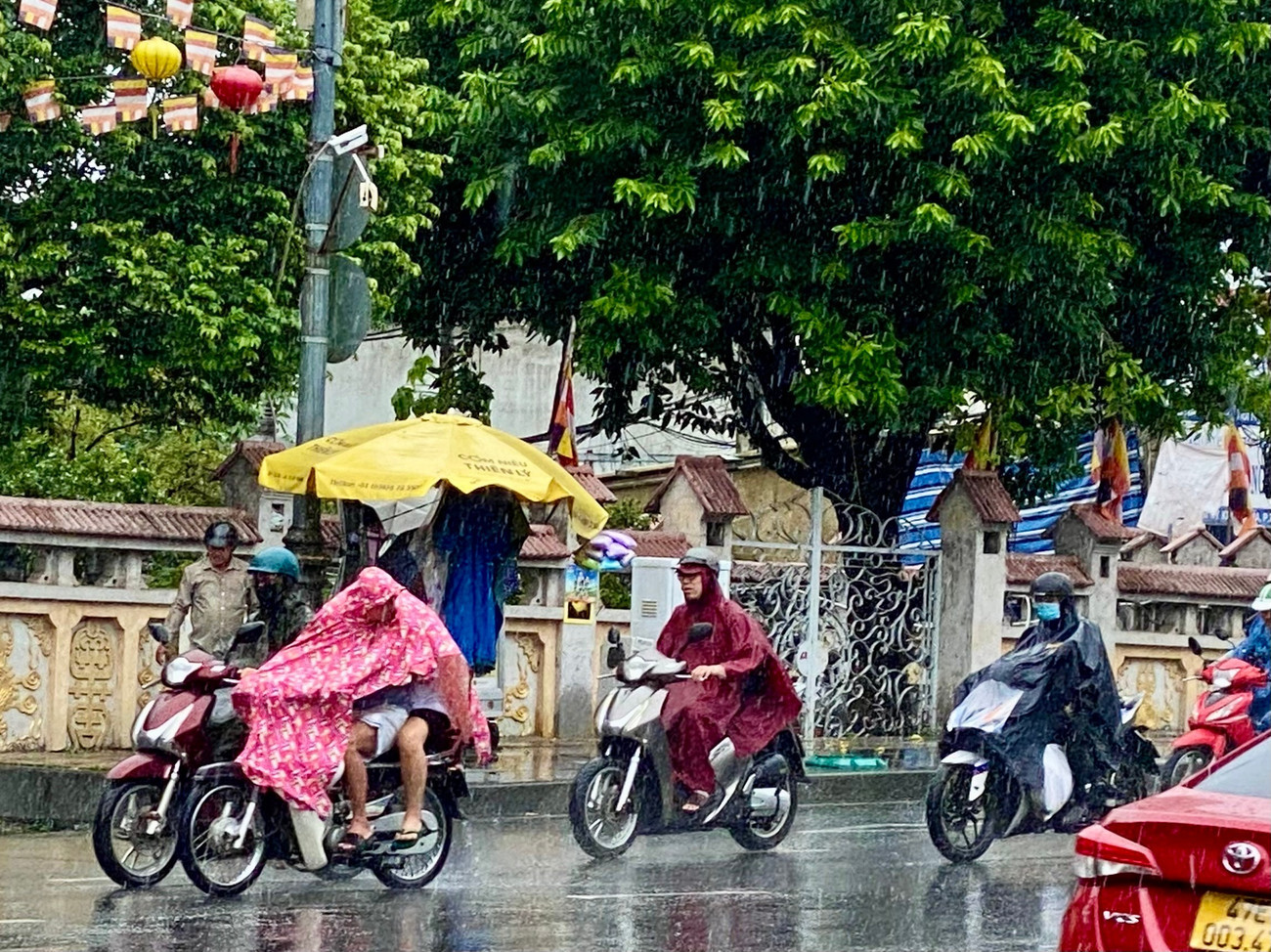 Sáng 28/7, nhiều nơi ở TPHCM xuất hiện mưa rào. Ảnh: Hữu Huy 1.jpg
