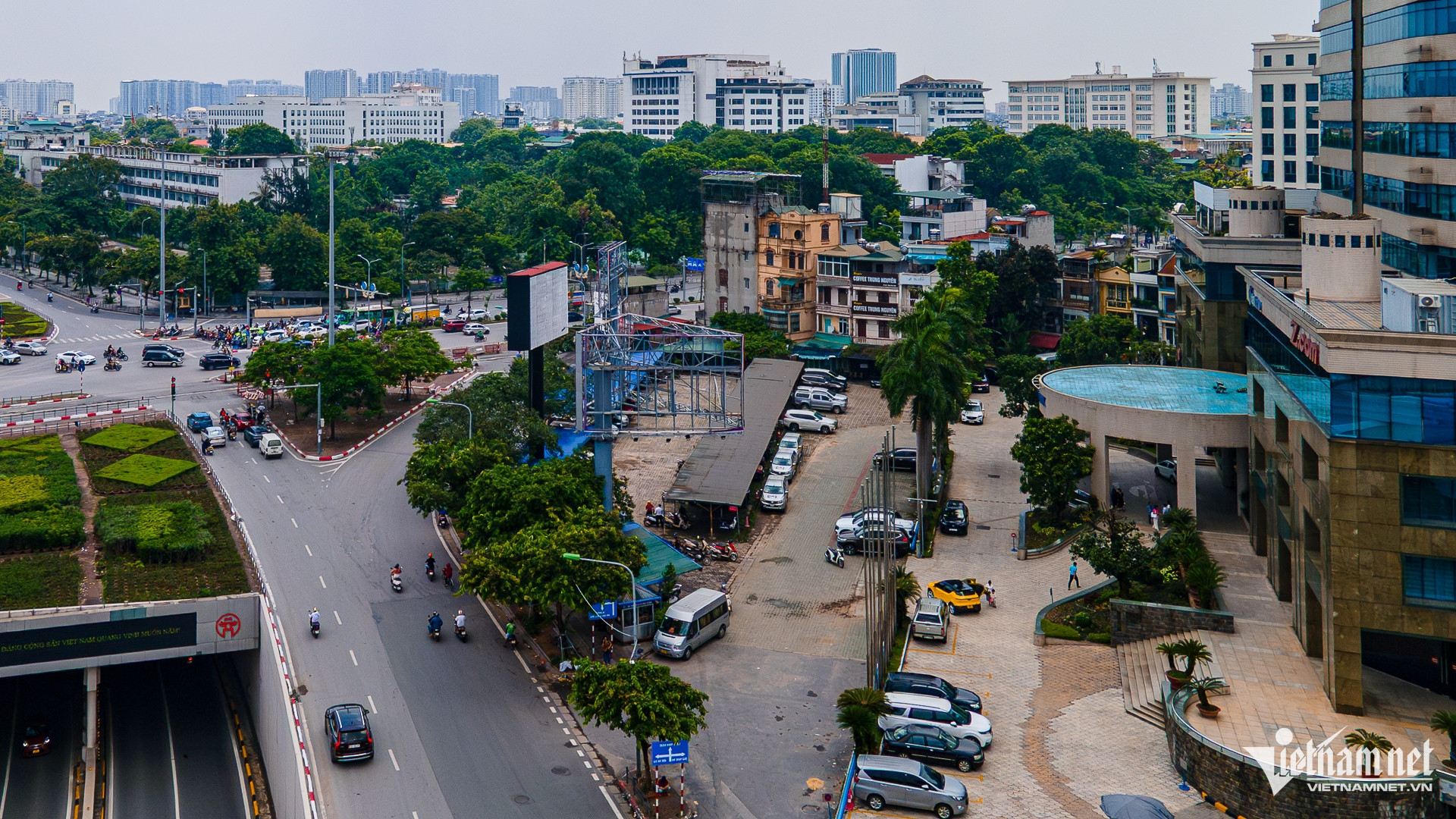 Bãi đất trống trước trụ sở Tổng Công ty Hàng hải Việt Nam tại nút giao Xã Đàn - Giải Phóng. Nguồn ảnh: Vietnamnet Bãi đất trống trước trụ sở Tổng Công ty Hàng hải Việt Nam tại nút giao Xã Đàn - Giải Phóng. Nguồn ảnh: Vietnamnet