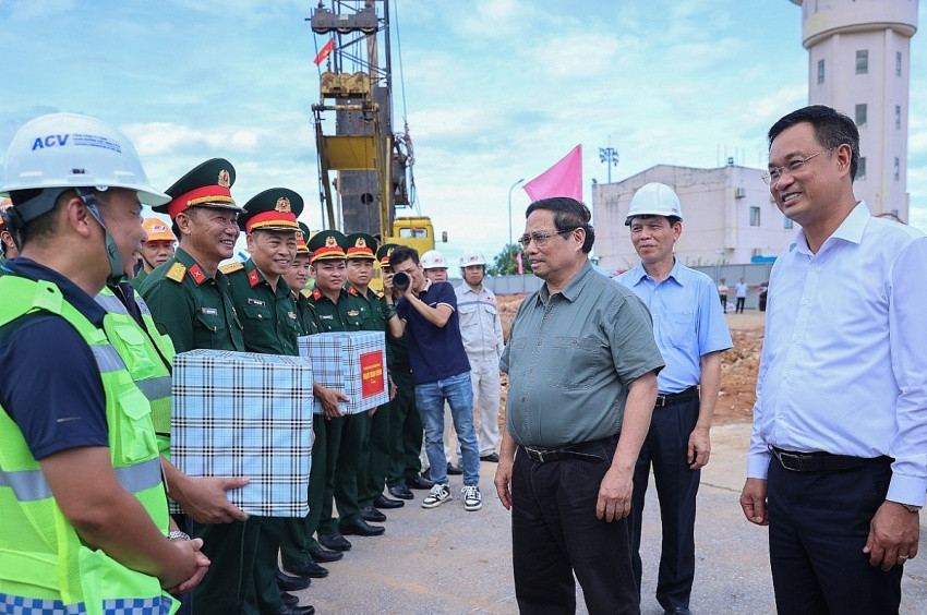 Thủ tướng kiểm tra dự án mở rộng sân bay 1.750 tỷ, đề nghị phát huy tinh thần '3 ca 4 kíp'