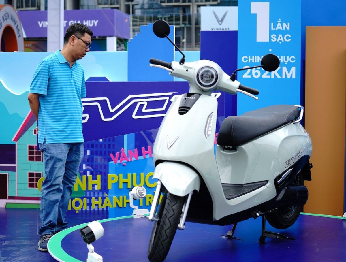 Người dân TP. HCM chen chân nhau xếp hàng 'đổi xe xăng lấy xe điện' tại VinFast Xanh Fest Icon