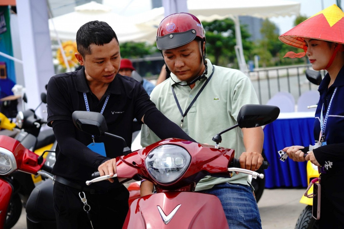 Người dân TP. HCM chen chân nhau xếp hàng 'đổi xe xăng lấy xe điện' tại VinFast Xanh Fest Icon