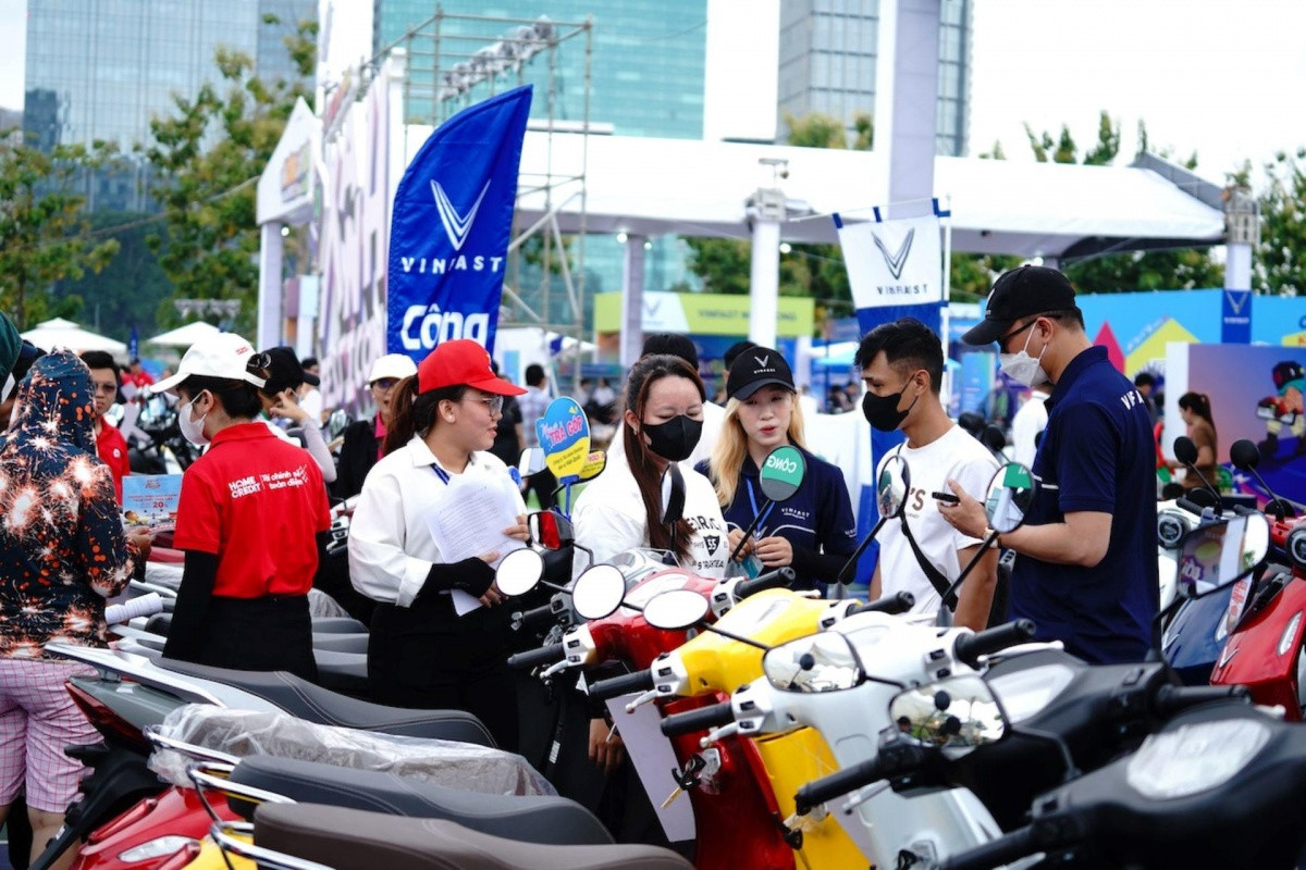 Người dân TP. HCM chen chân nhau xếp hàng 'đổi xe xăng lấy xe điện' tại VinFast Xanh Fest Icon