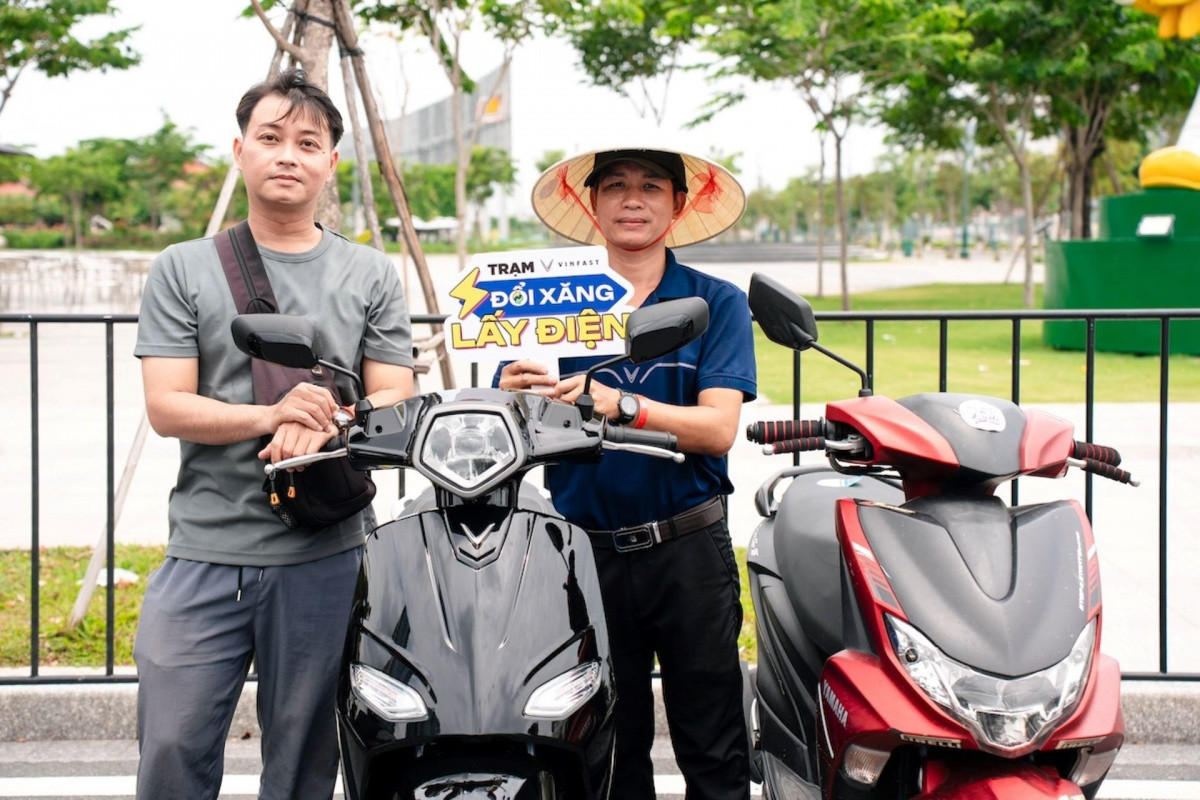 Người dân TP. HCM chen chân nhau xếp hàng 'đổi xe xăng lấy xe điện' tại VinFast Xanh Fest Icon