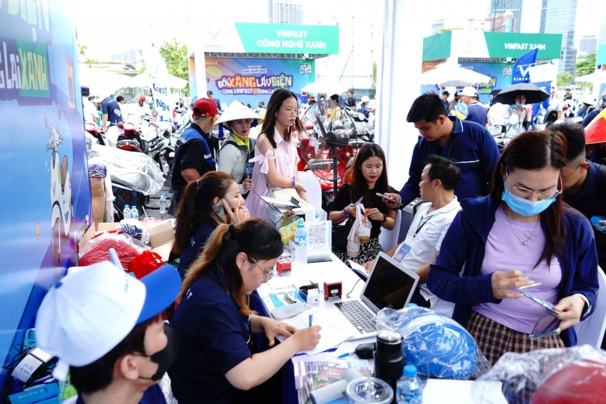 Người dân TP. HCM chen chân nhau xếp hàng 'đổi xe xăng lấy xe điện' tại VinFast Xanh Fest Icon