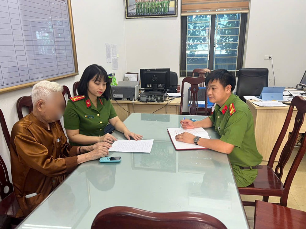 Ông H. định bán 1 cây vàng để lấy tiền cứu vợ, con gái lập tức dẫn bố lên công an phường trình báo - ảnh 1