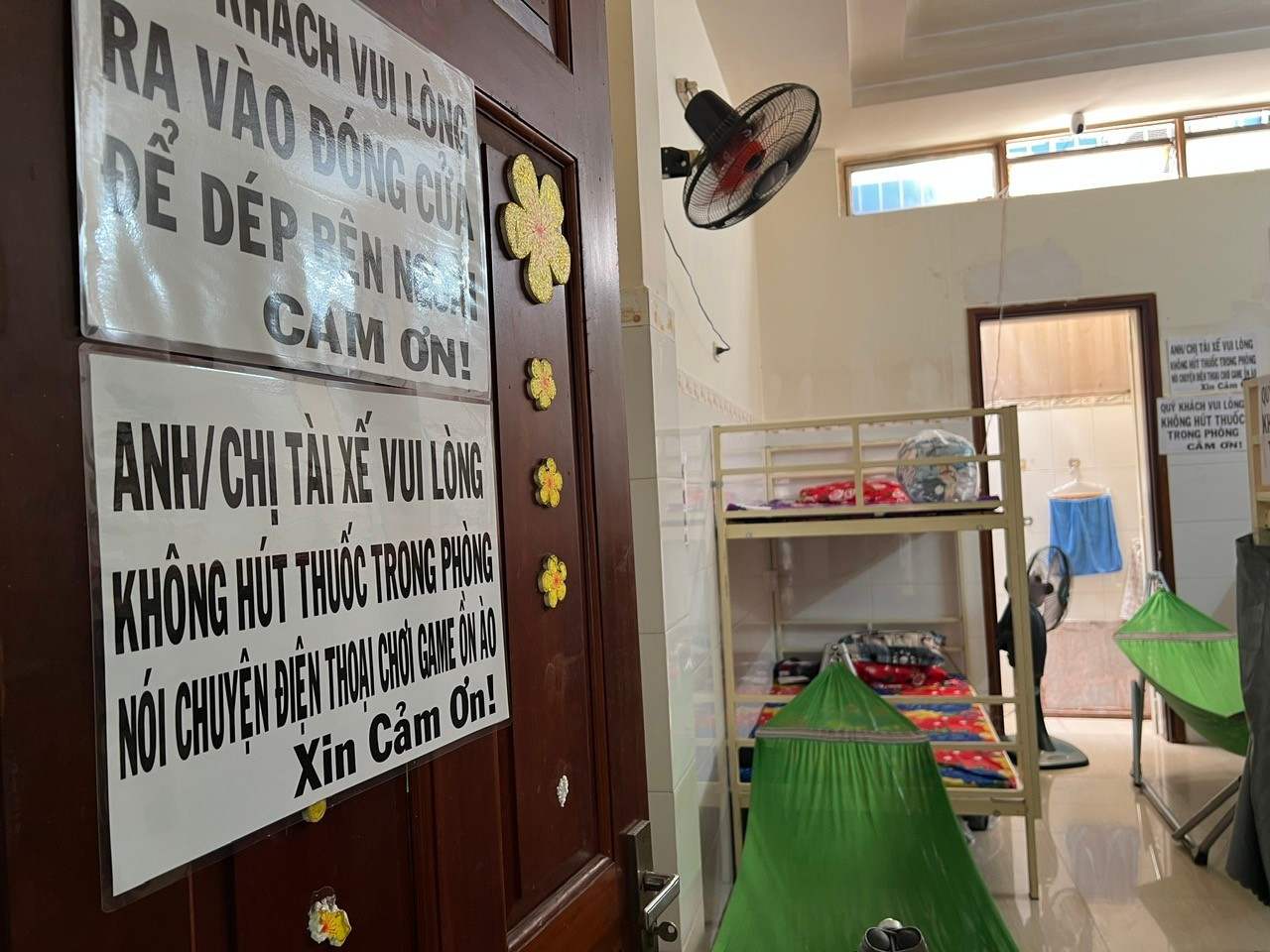 Khách sạc xe có chỗ nghỉ ngơi, vệ sinh trong thời gian chờ đợi tram-sac-uyen-phuong-3.jpg
