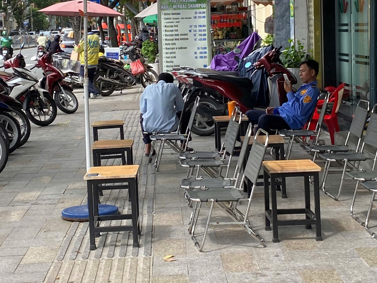 Một đoạn vỉa hè đường Nguyễn Cư Trinh (quận 1 cũ). Ảnh: Hữu Huy 37af83de42f1cbaf92e0.jpg