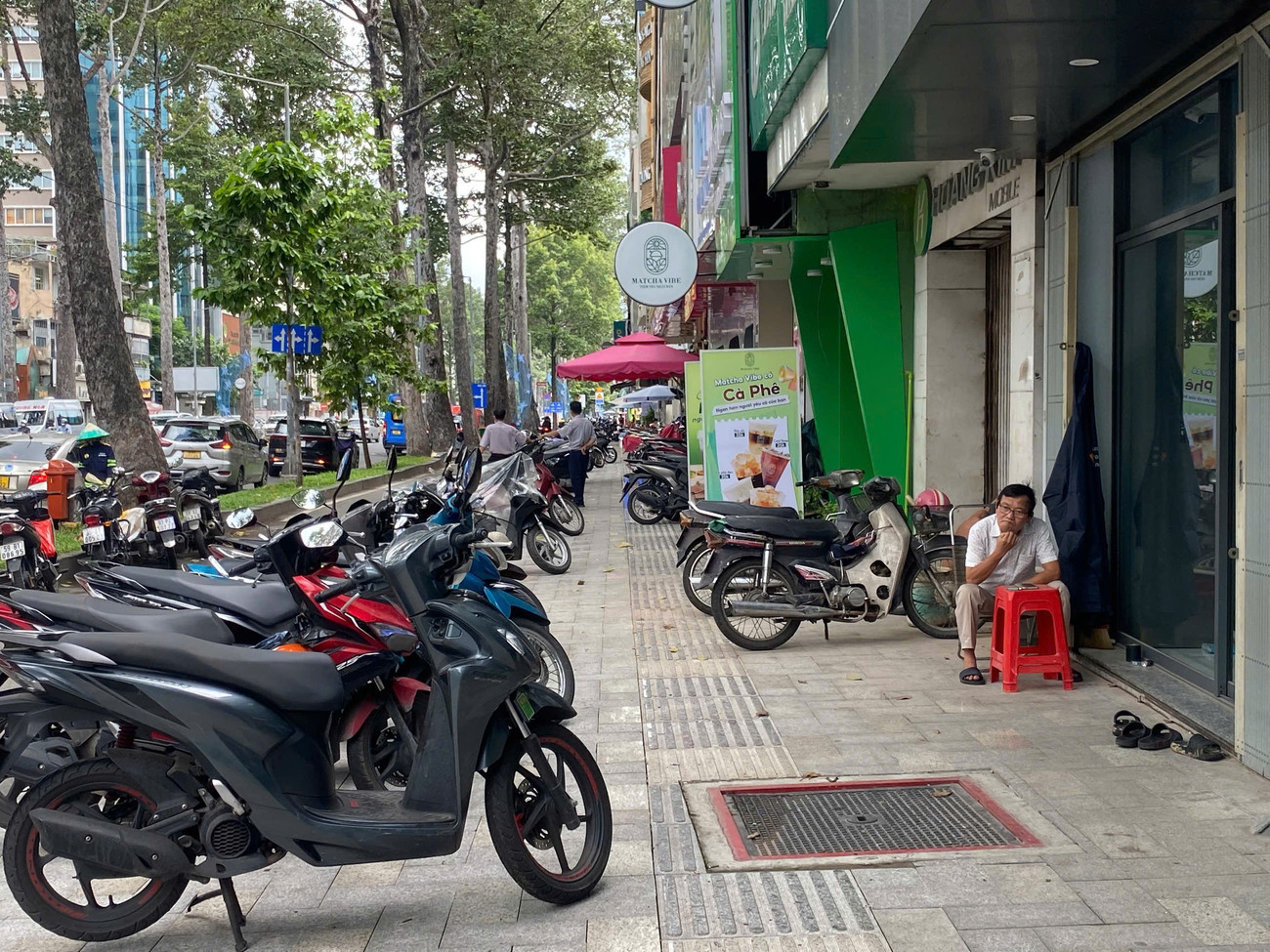 Một đoạn vỉa hè đường Trần Hưng Đạo (phường Cầu Ông Lãnh, quận 1 cũ). Ảnh: Hữu Huy 4b7221f0e3df6a8133ce.jpg