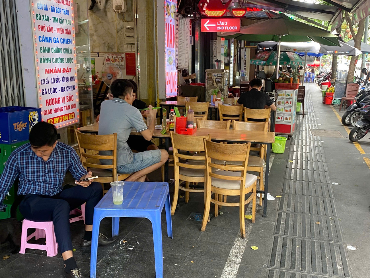 Hàng quán trên đường Hải Triều kê bàn ghế đúng vạch quy định và dành lối đi cho người đi bộ. Ảnh: Hữu Huy 008dcbcd9eef17b14efe.jpg