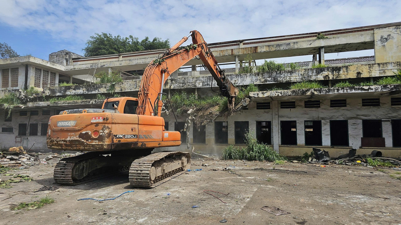 Công việc tháo dỡ nhà xưởng đang được các doanh nghiệp khẩn trương thực hiện để bàn giao mặt bằng theo hạn định. kcn-bh1-gt.jpg