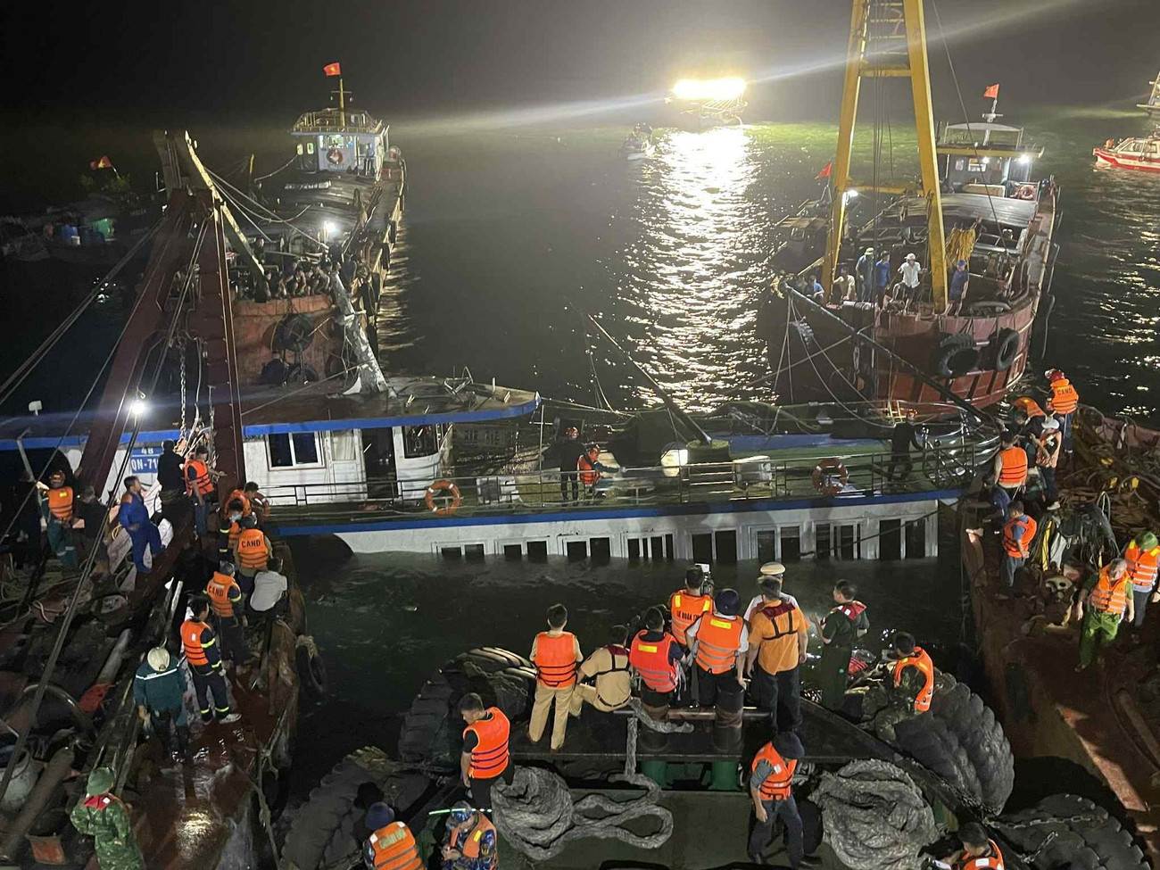 Công tác cứu hộ vụ lật tàu du lịch Vịnh Xanh. Ảnh: TP. eb4d.jpg