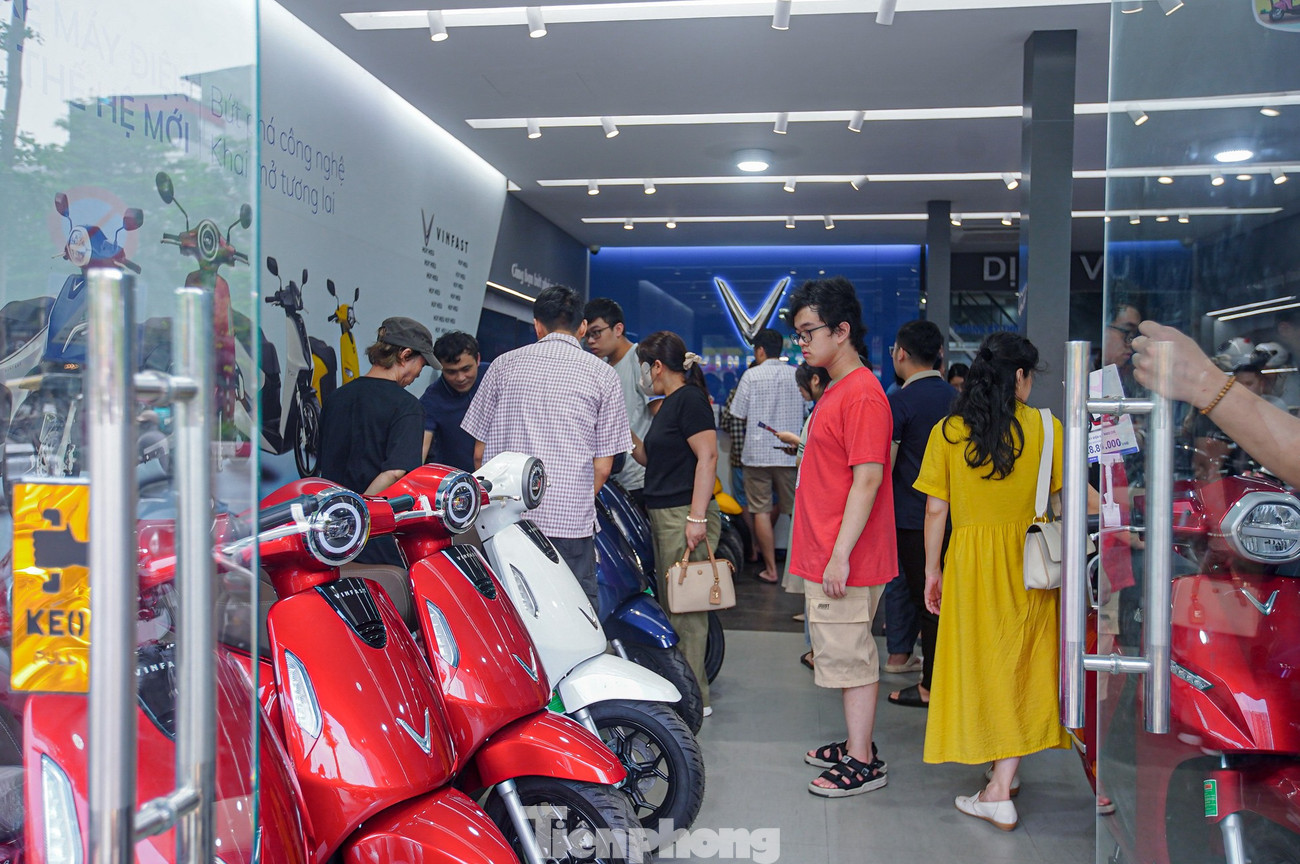 Khảo sát thị trường ở Hà Nội trong thời gian gần đây, nhu cầu mua xe máy điện của người dân tăng cao, thậm chí tăng gấp nhiều lần trước sau khi có thông tin về lộ trình cấm xe xăng. Các cửa hàng chào bán sản phẩm đa dạng về mẫu mã, đưa ra nhiều chính sách hỗ trợ, ưu đãi để thu hút người tiêu dùng. tp-xe-dien-anh-63.jpg