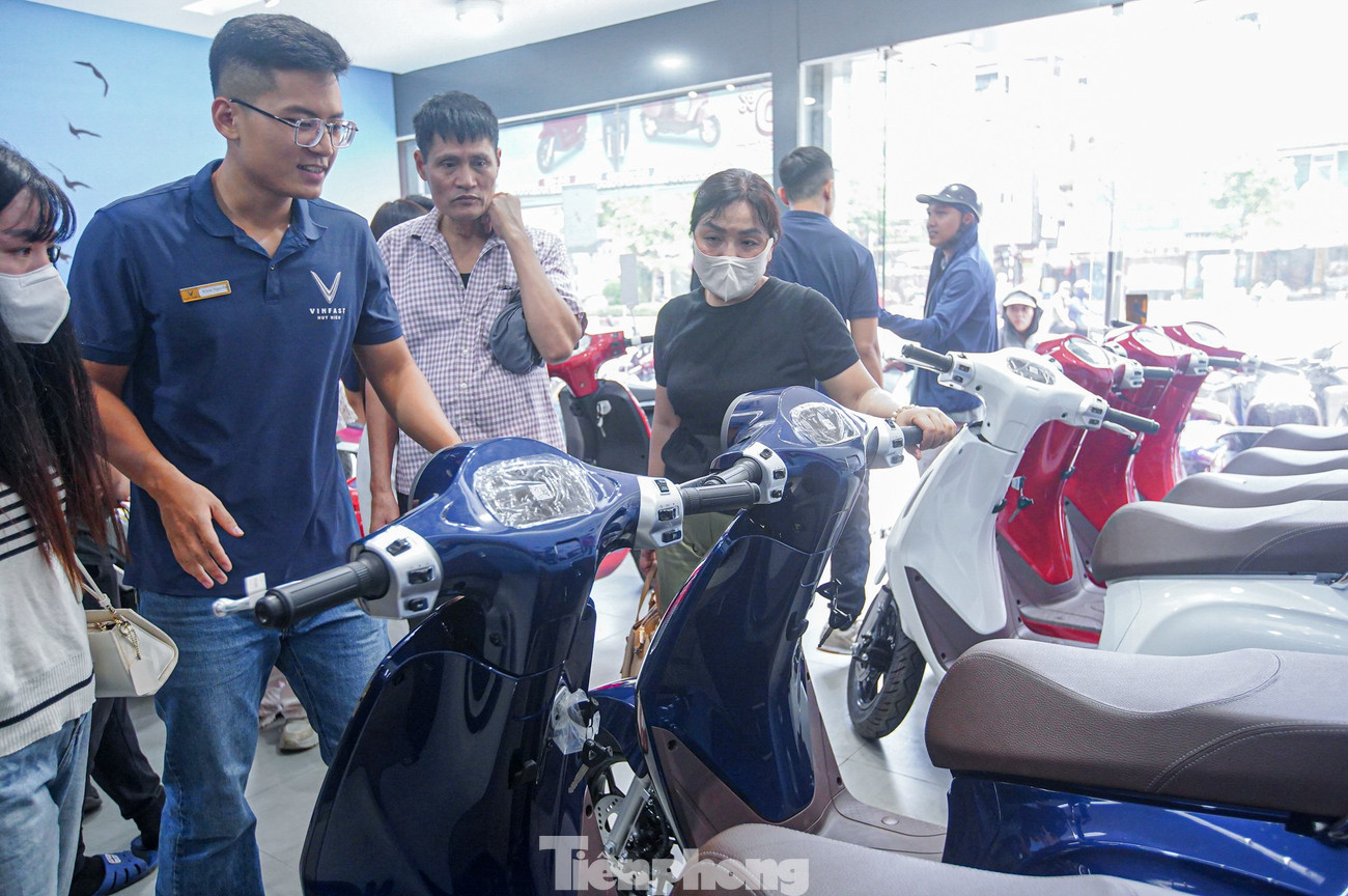 Nhiều người tiêu dùng chia sẻ, họ quyết định mua sớm để hưởng ưu đãi và có nhiều lựa chọn mẫu mã hơn. Nhân viên đại lý xe cho biết doanh số đạt khoảng từ 100150 xe mỗi ngày, ước tính gấp đôi so với trước đây. tp-xe-dien-anh-48.jpg