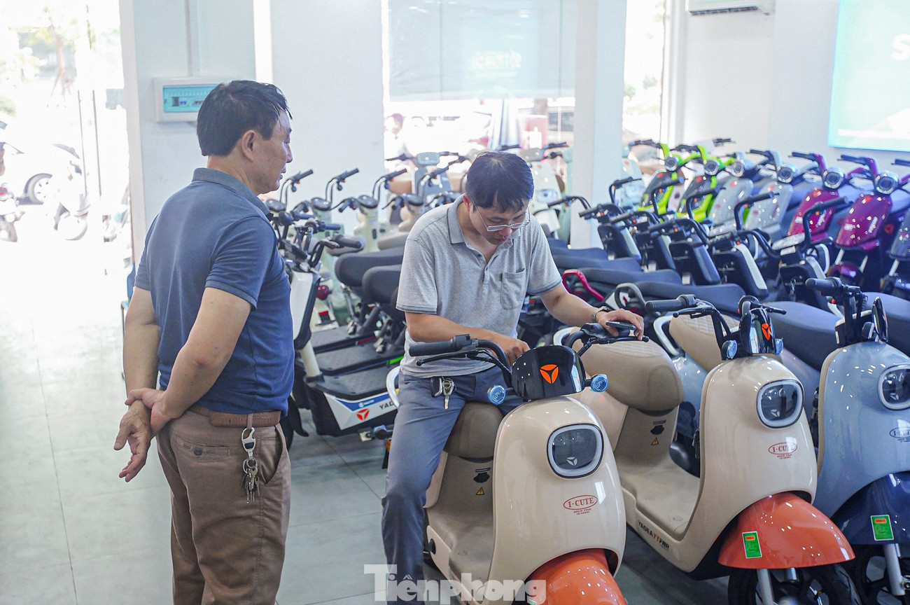 Một cửa hàng xe điện khác của thương hiệu Yadea cũng tấp nập người mua sau lộ trình cấm xe xăng ở Hà Nội. tp-xe-dien-anh-2.jpg