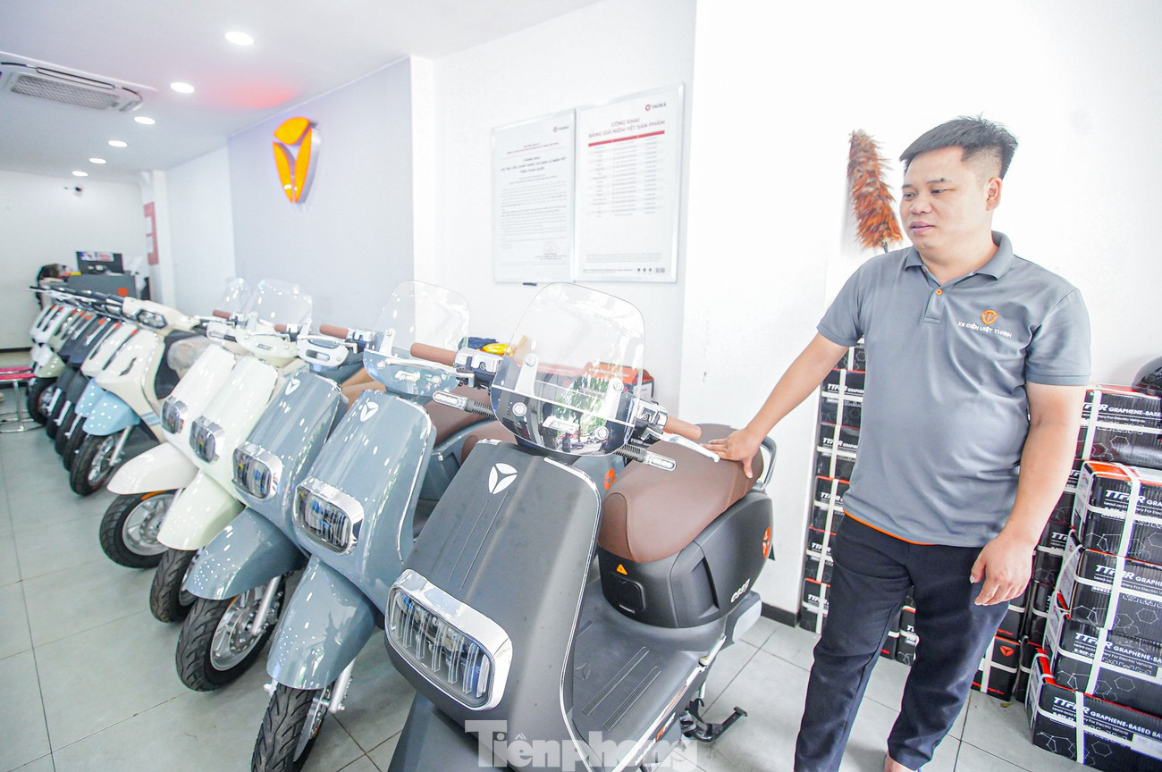 Theo nhân viên của cửa hàng, lượng khách hàng đến xem xe điện tăng nhẹ so với trước đây. tp-xe-dien-anh-18.jpg