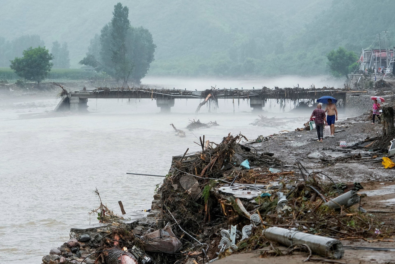 Một cây cầu bị hư hại vì nước lũ ở Hoài Nhu. (Ảnh: Reuters) cszcx23hjvljlescrwuarq3ocq.jpg