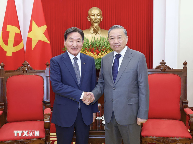 Tổng Bí thư Tô Lâm tiếp ông Park Chang Dal - Đặc phái viên của Tổng thống Hàn Quốc Lee Jae Myung. Ảnh: TTXVN screen-shot-2025-07-29-at-72927-pm.png