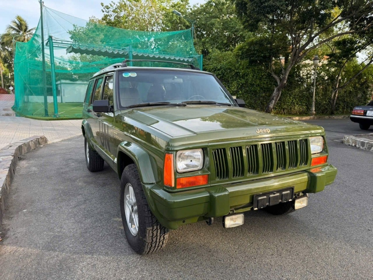Vua cà phê Đặng Lê Nguyên Vũ đón thêm 'báu vật' Cherokee 21 năm tuổi vào bộ sưu tập siêu xe