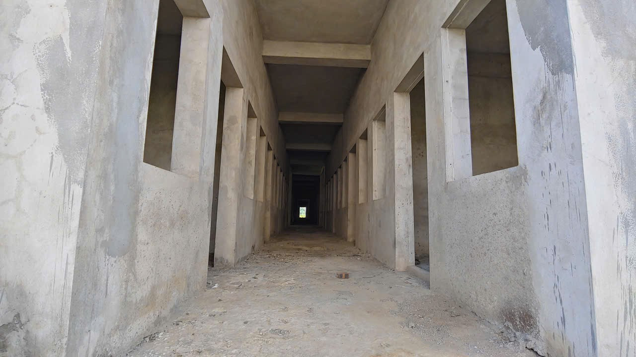 Phía trong khu nhà đã được trát vữa. Ảnh: Đ.H. 6.jpg