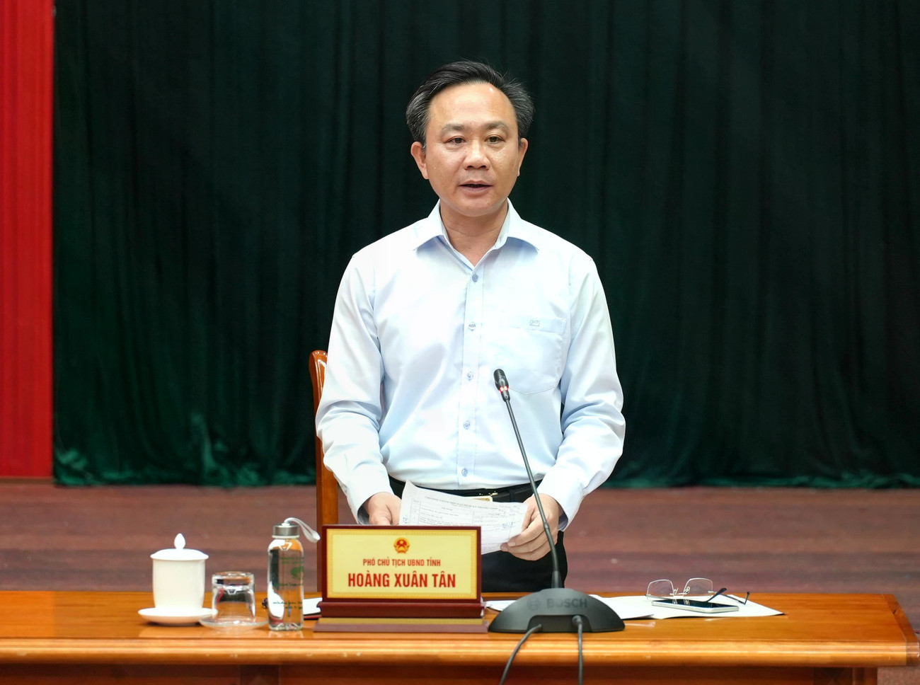 Ông Hoàng Xuân Tân yêu cầu xử lý nghiêm những trường hợp vứt lợn chết do bị bệnh ra ngoài môi trường. 174d3104815t13394l1-hb-55.jpg