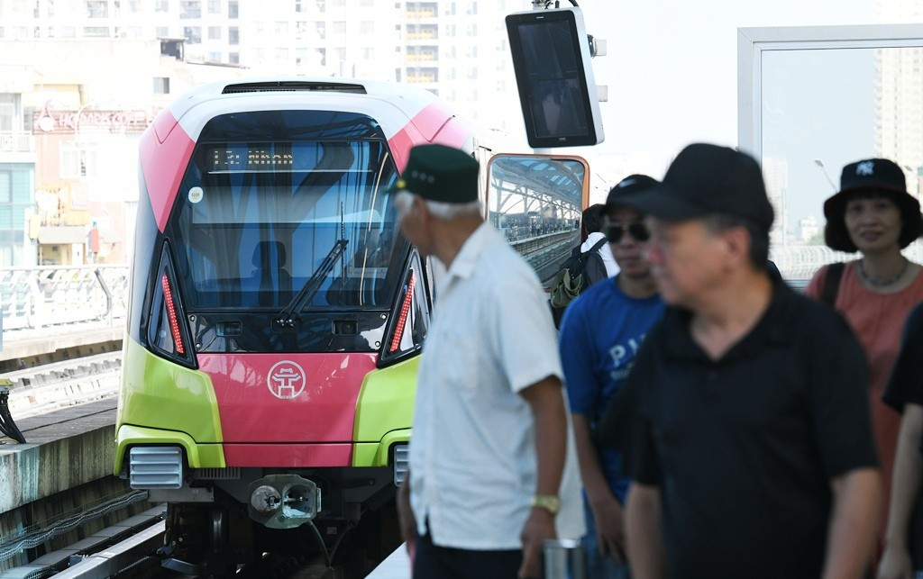 Hành khách bắt tàu và di chuyển tuyến đường sắt đô thị Nhổn - ga Hà Nội 4.jpg