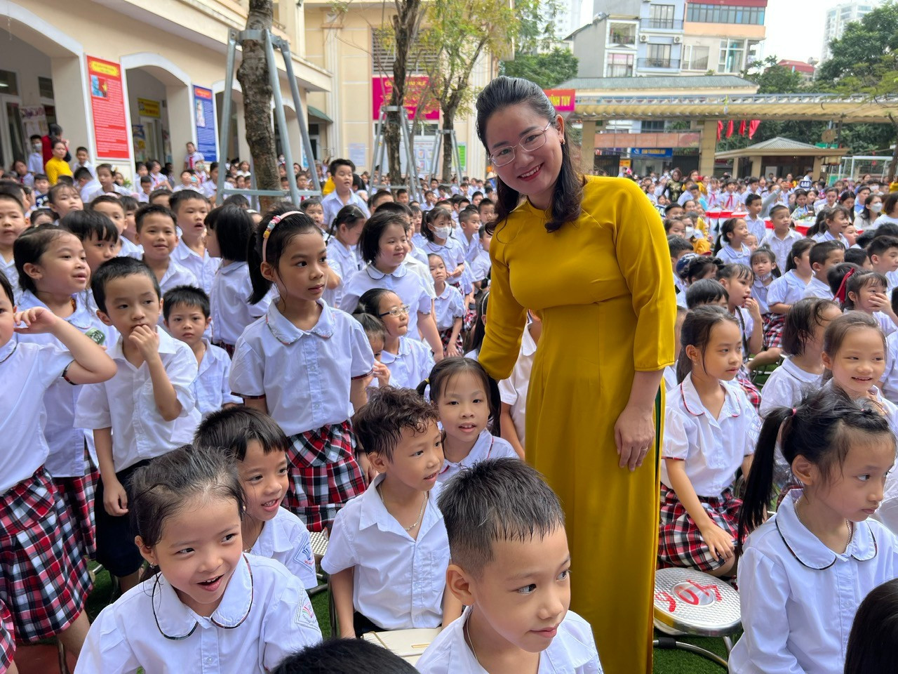 Chuyên gia cho rằng, giáo viên thường xuyên ở giữa “tam giác áp lực” gồm: học sinh – phụ huynh – cấp quản lý. dya.jpg