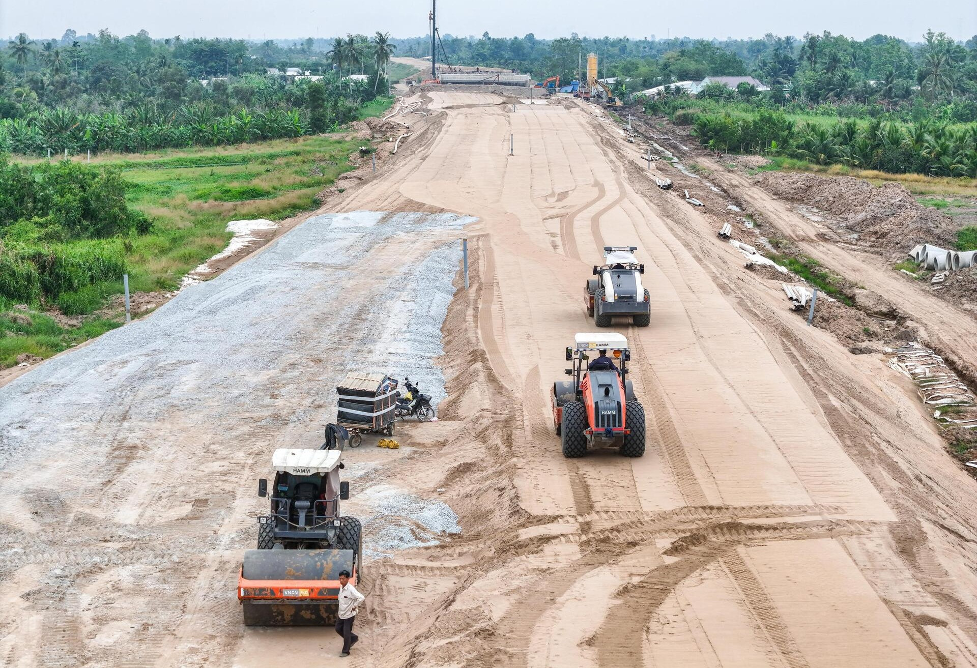 Chỉ vài tháng nữa, tuyến cao tốc cuối cùng của trục xương sống Bắc - Nam phía Đông chính thức hoàn thành- Ảnh 1. Chỉ vài tháng nữa, tuyến cao tốc cuối cùng của trục xương sống Bắc - Nam phía Đông chính thức hoàn thành- Ảnh 1.