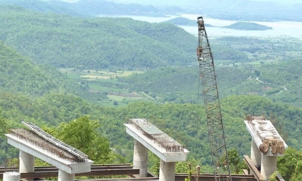 Dự án ‘lên đời’ tuyến quốc lộ 1.400 tỷ băng qua con đèo hiểm trở gặp khó- Ảnh 1. Dự án ‘lên đời’ tuyến quốc lộ 1.400 tỷ băng qua con đèo hiểm trở gặp khó- Ảnh 1.