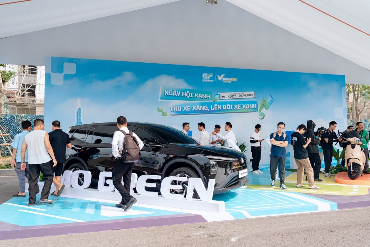 Tài xế công nghệ “kéo hội” đi lên đời xe điện, đơn chốt liên tục trong “Ngày hội xanh” tại Hà Nội
