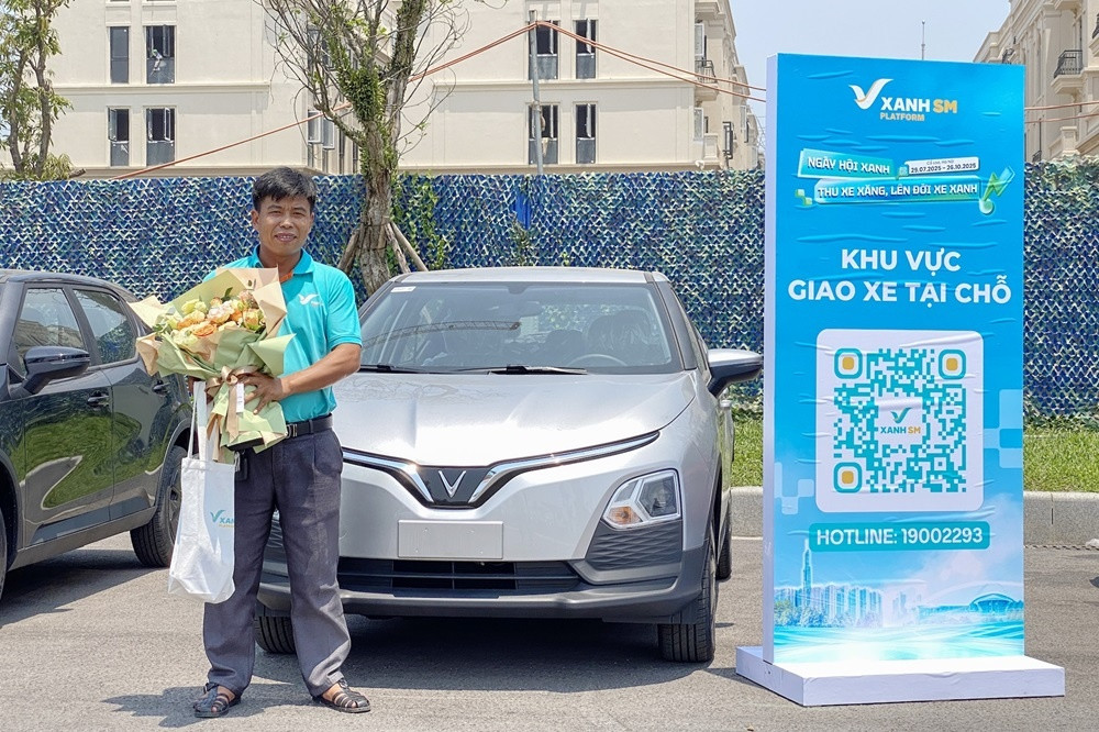 Tài xế công nghệ “kéo hội” đi lên đời xe điện, đơn chốt liên tục trong “Ngày hội xanh” tại Hà Nội