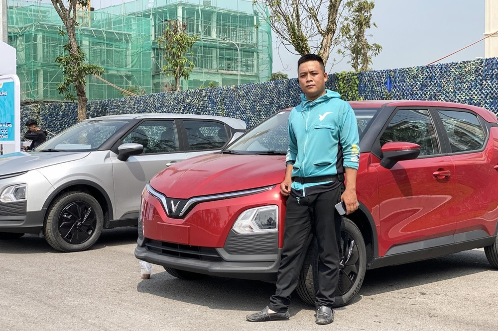 Tài xế công nghệ “kéo hội” đi lên đời xe điện, đơn chốt liên tục trong “Ngày hội xanh” tại Hà Nội