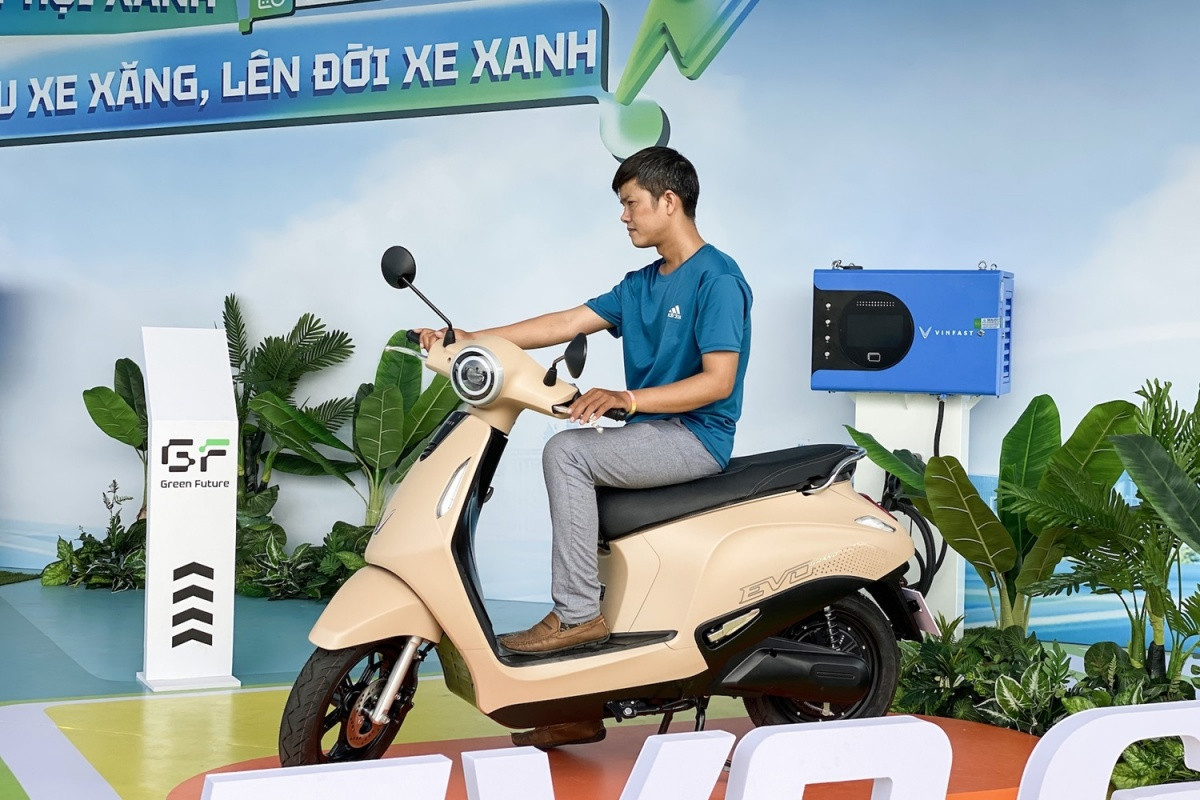 Tài xế công nghệ “kéo hội” đi lên đời xe điện, đơn chốt liên tục trong “Ngày hội xanh” tại Hà Nội