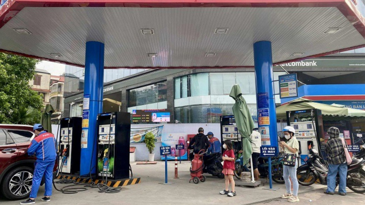Các cửa hàng xăng dầu ở Hà Nội đang khẩn trương hoàn tất nâng cấp hạ tầng, sẵn sàng bán xăng E10 từ ngày 1/8.