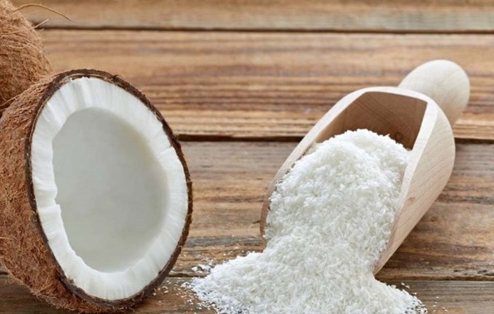Một bộ phận của quả dừa, giá chưa tới 40.000 đồng/kg nhưng bổ ngang nhân sâm, tổ yến đang bị người Việt bỏ quên