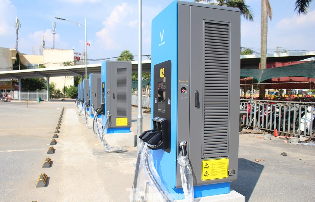 Trạm sạc cho ô tô điện đã được lắp đặt tại bến xe Yên Nghĩa chuẩn bị đưa vào sử dụng. tp-2.jpg