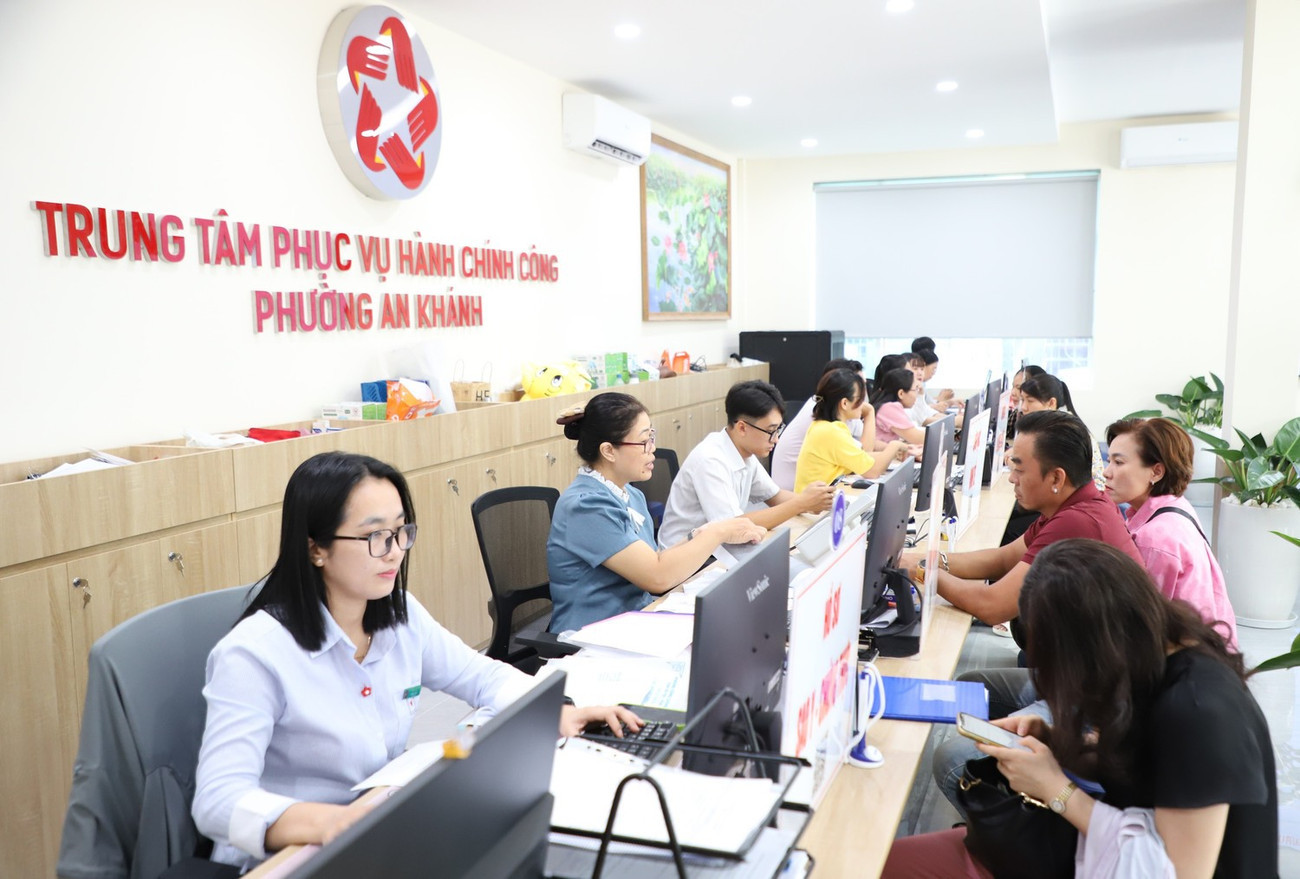 Cán bộ Trung tâm Phục vụ hành chính công phường An Khánh thực hiện các thủ tục hồ sơ cho dân (ảnh: Ngô Tùng) img-0169.jpg