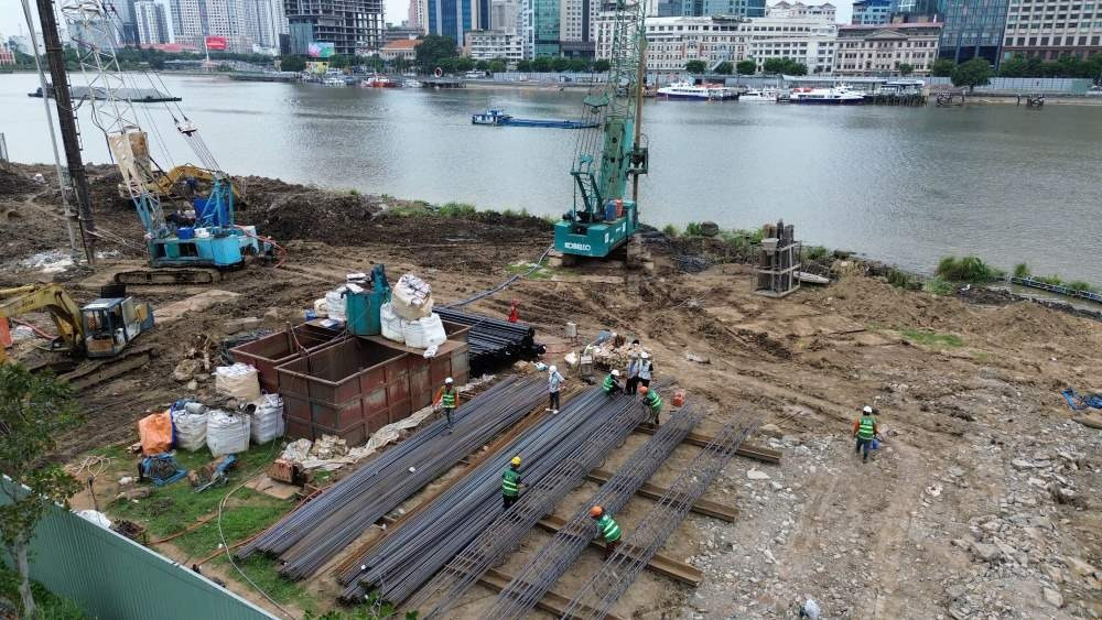 Cầu đi bộ 1.000 tỷ hình lá dừa nước ngay trung tâm TP. HCM gặp khó khi đang xây dựng- Ảnh 1. Cầu đi bộ 1.000 tỷ hình lá dừa nước ngay trung tâm TP. HCM gặp khó khi đang xây dựng- Ảnh 1.