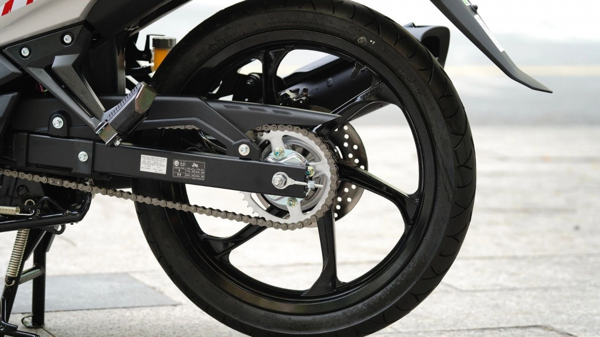Yamaha 135LC Fi Red Racer nhập khẩu từ Malaysia xuất hiện đầu tiên tại Việt Nam: Mẫu xe hấp dẫn cho tín đồ xe côn tay và xe đua