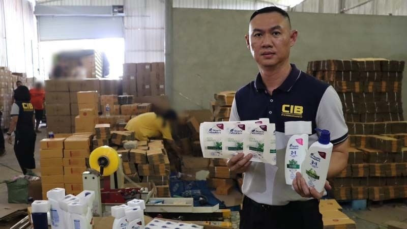 Đột kích đại bản doanh hàng giả: Thuê công nhân đóng hàng 300.000 đồng/ngày, sản xuất hơn 600.000 sản phẩm nhái Head & Shoulders, Durex, Samsung, Appl
