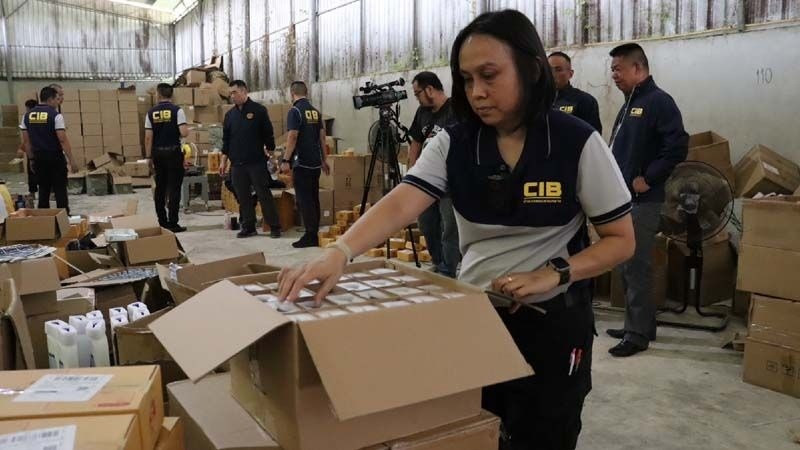 Đột kích đại bản doanh hàng giả: Thuê công nhân đóng hàng 300.000 đồng/ngày, sản xuất hơn 600.000 sản phẩm nhái Head & Shoulders, Durex, Samsung, Appl