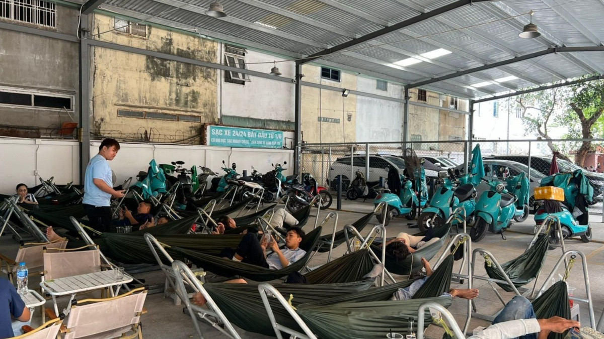 Đua nhau mở quán cà phê kèm dịch vụ sạc xe điện: Nguy cơ bị phạt nặng nếu làm trái quy định
