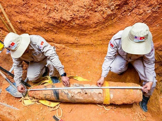 Phát hiện quả bom gần 230kg, còn nguyên kíp nổ tại một sân bay miền Trung - ảnh 2