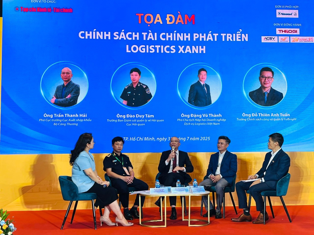 Các đại biểu tham gia tọa đàm. z6859968675159-e4e3a2529e3d36b53b87f69b8da53550.jpg