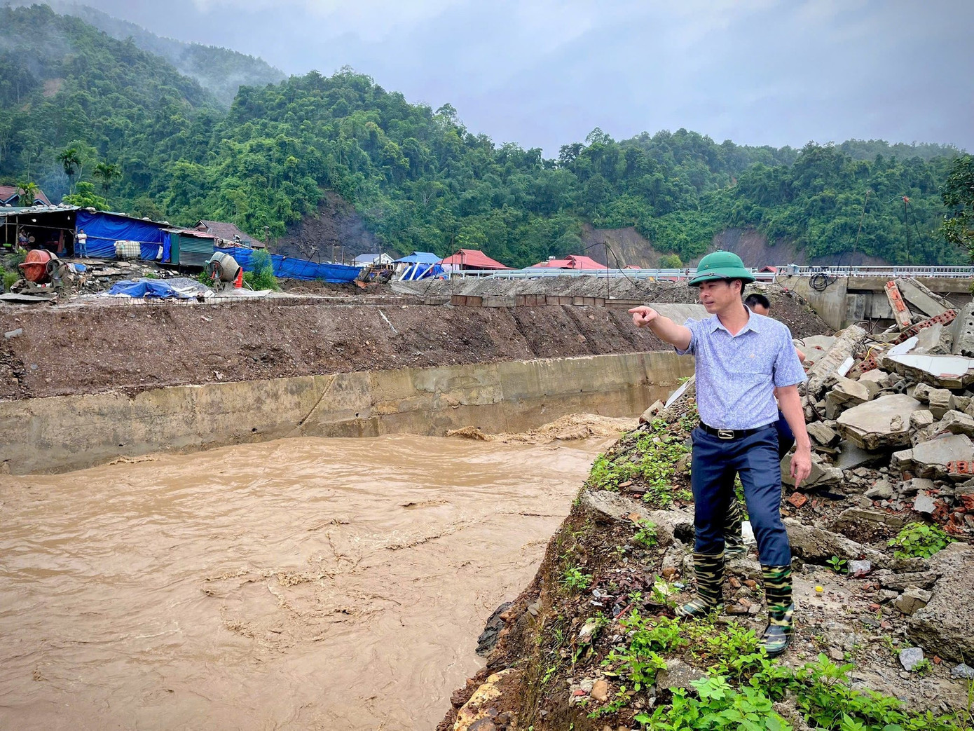 Ông Nguyễn Văn Lương - Chủ tịch xã Mường Pồn kiểm tra khẩn cấp tại hai bản bị ảnh hưởng nặng là Cò Chạy 2 và bản Lĩnh. 526853360-1074775778203465-1363599107832255445-n.jpg