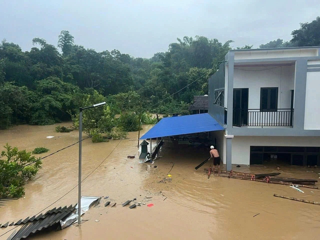 Phó Thủ tướng Trần Hồng Hà chỉ đạo khắc phục lũ quét, sạt lở đất ở Điện Biên- Ảnh 3.