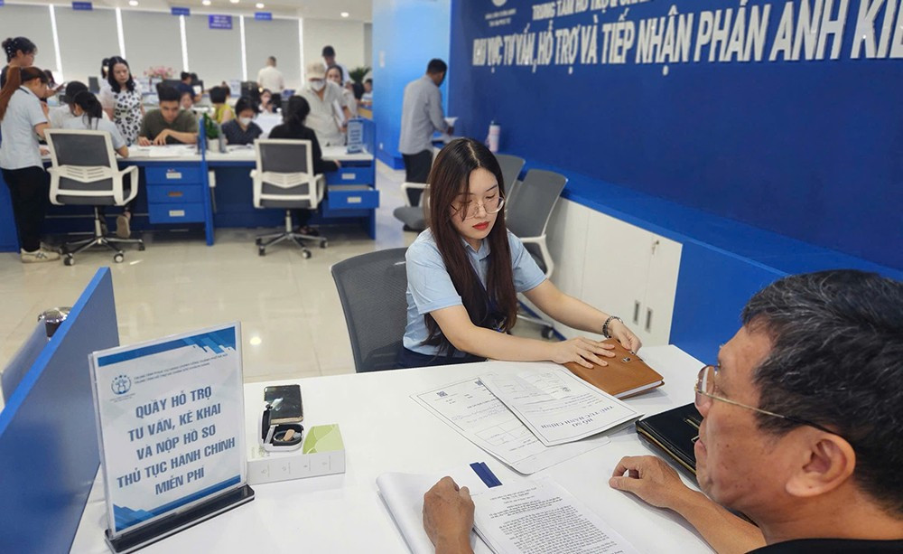 Cán bộ chi nhánh số 1 hỗ trợ người cao tuổi, người khiếm thính. z6862014556402-0a36b0bd4c05c3d471bfb0a61cc6109d.jpg