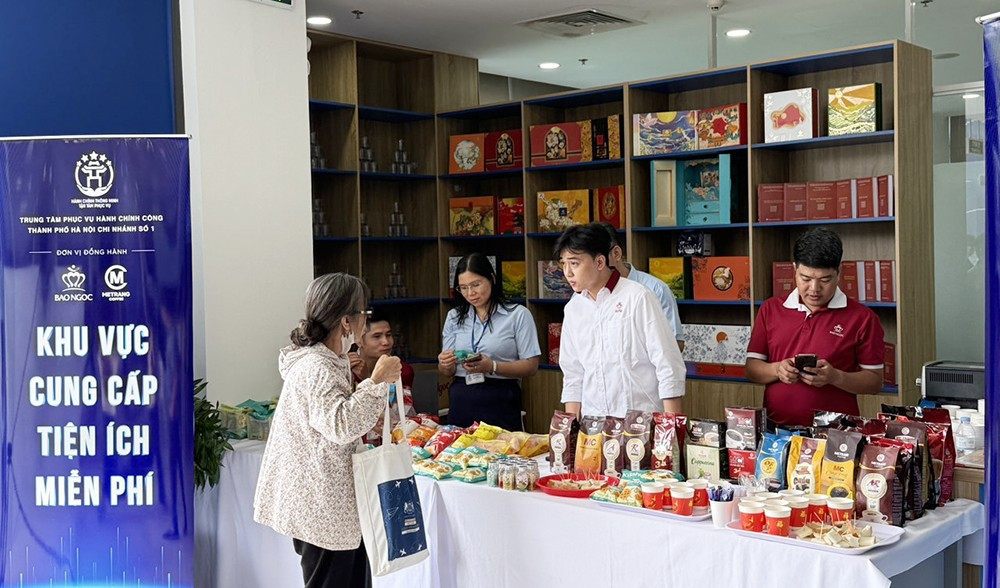 Trước đó. Phó Chủ tịch UBND TP Hà Nội Trương Việt Dũng ký ban hành văn bản về việc triển khai một số tiện ích miễn phí phục vụ tổ chức, cá nhân thực hiện thủ tục hành chính tại các chi nhánh, điểm Phục vụ hành chính công trên địa bàn thành phố Hà Nội. img-8212.jpg