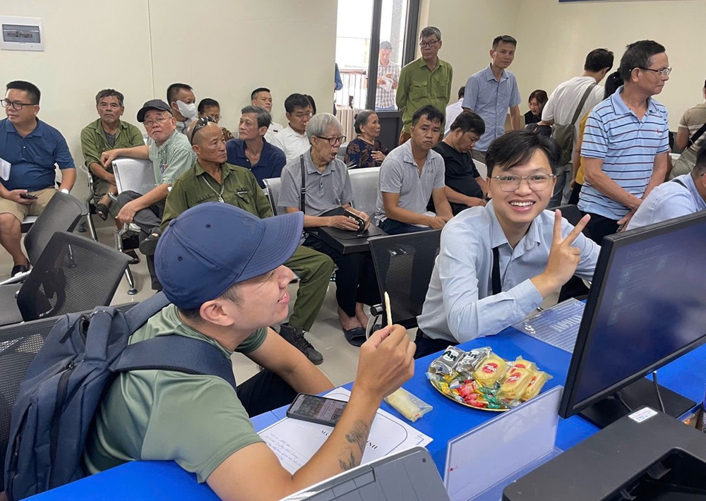 Theo đó, từ ngày 1/8, người dân và doanh nghiệp khi đến thực hiện thủ tục hành chính tại các chi nhánh, điểm phục vụ hành chính công trên địa bàn Hà Nội sẽ được hưởng hàng loạt tiện ích miễn phí. img-2669.jpg