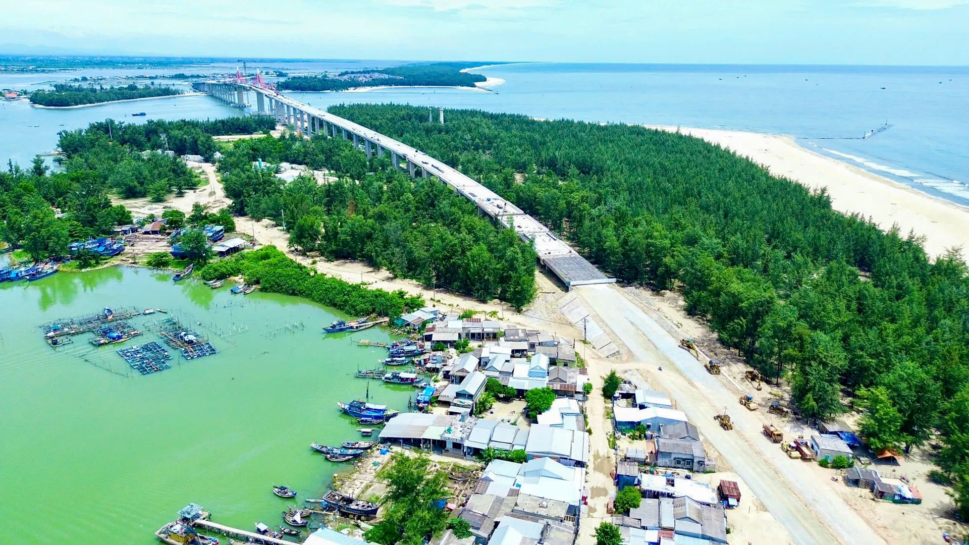 Cầu vượt cửa biển nghìn tỷ dài nhất miền Trung gặp khó giai đoạn nước rút- Ảnh 1.