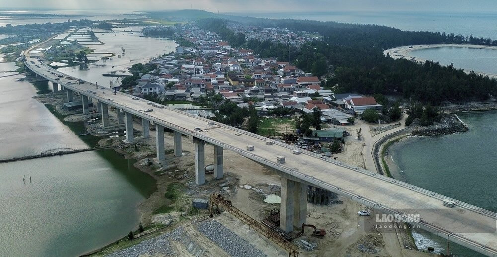 Cầu vượt cửa biển nghìn tỷ dài nhất miền Trung gặp khó giai đoạn nước rút- Ảnh 3.